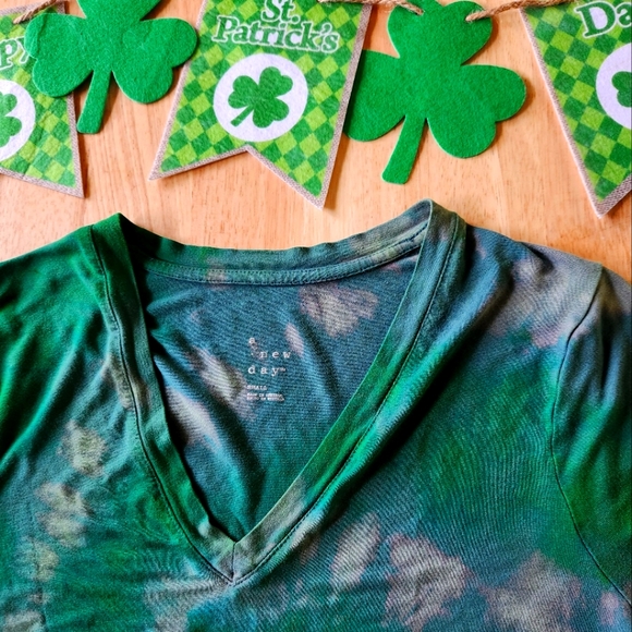 Custom St. Patrick's Day Tie Dye V Neck sz Small Reverse dye - Picture 2 of 3